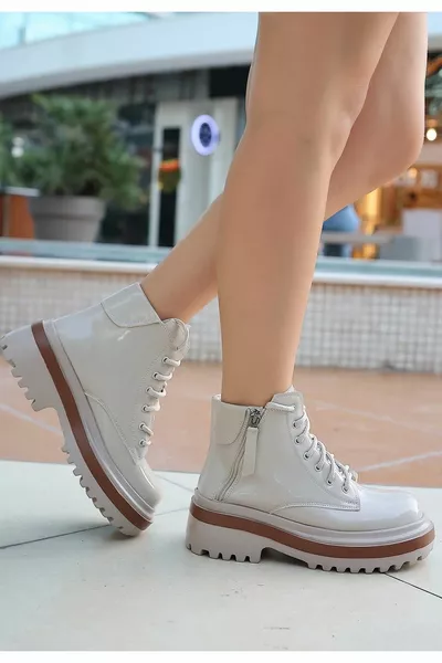 Jinya бежови лачени ботуши с връзки