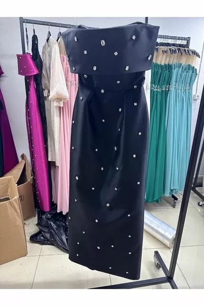 فستان سهرة مطرز بأكتاف مكشوفة