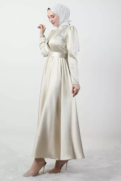 Сатенена вечерна рокля крем с камък за рамо