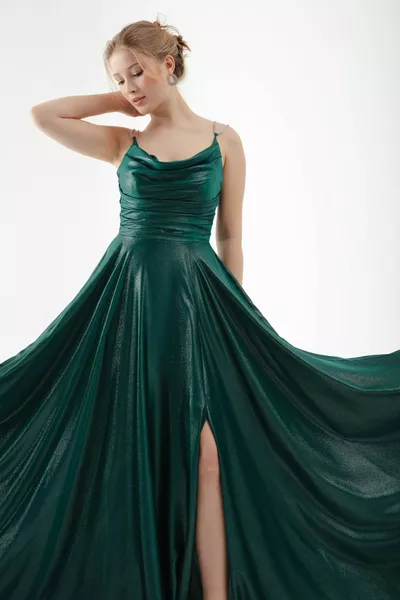 Smaragdgrünes langes Abendkleid mit Smaragdgrünem Steinriemen und drapiertem ausgestelltem Schnitt für Damen