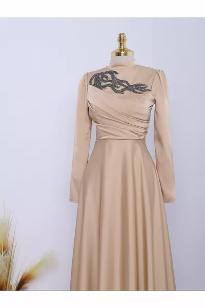 Abendkleider mit Steinen am Kragen und drapiert auf der Vorderseite