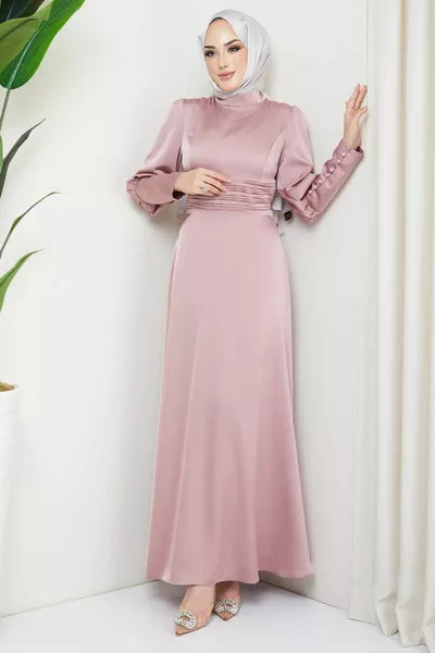 Puderfarbenes vordrapiertes Abendkleid aus Satin mit Manschettenknöpfen