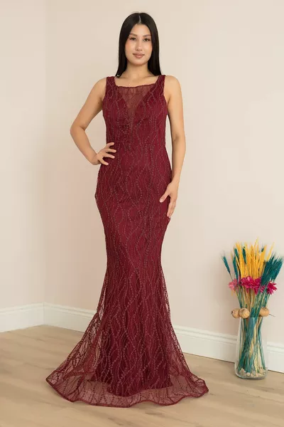 فستان طويل بفتحة صدر على شكل V 