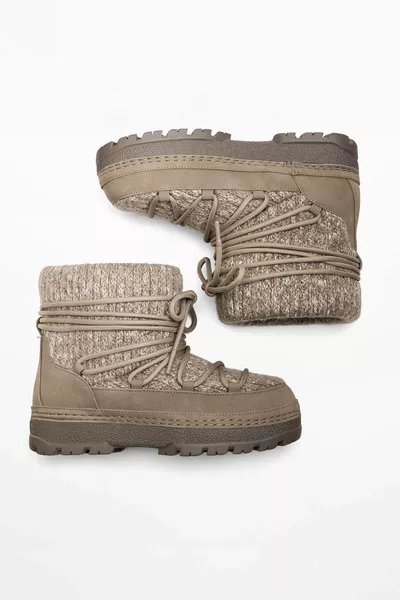 أحذية الدانتيل المحبوكة