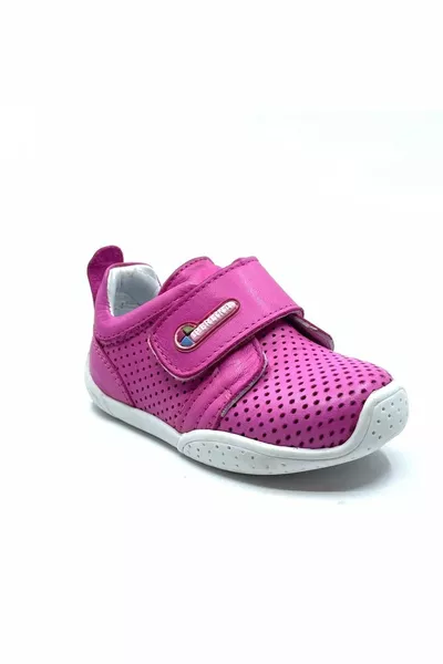 Schoen met leer en orthopedische zool voor de eerste stap