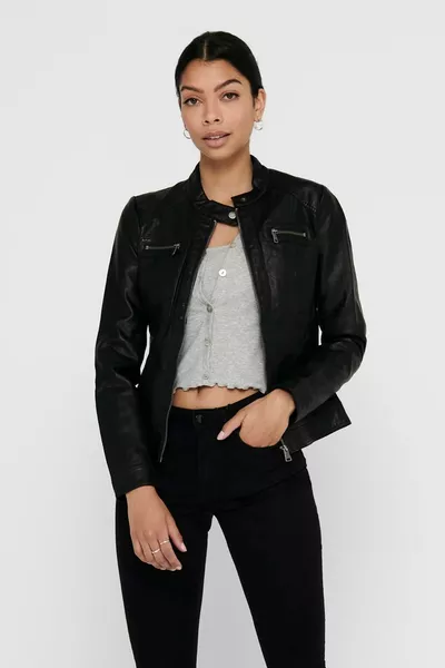 Черная женская куртка из искусственной кожи 