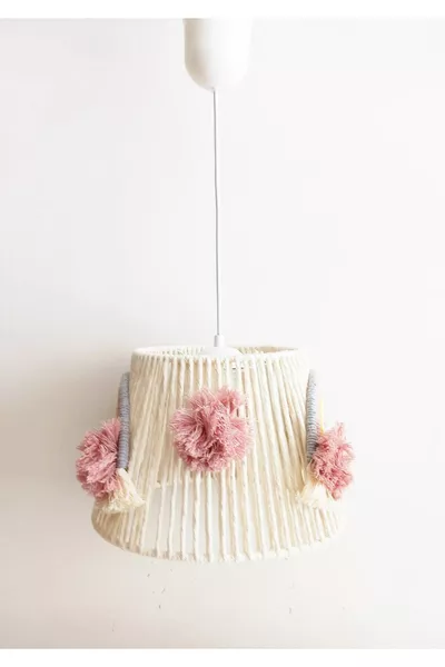 ثريا غرفة نوم أطفال وبنات مصنوعة يدوياً من خيوط المكرامية باللون الوردي مع شرابة وتطبيقات قوس قزح