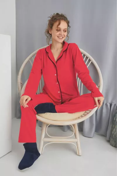 طقم بيجامة بأزرار