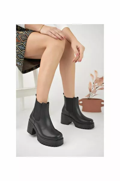 أحذية عالية النعل مفصلة بالمطاط الأسود