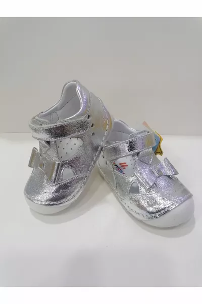 أحذية الخطوة الأولى للفتيات العظمية من الجلد الطبيعي.