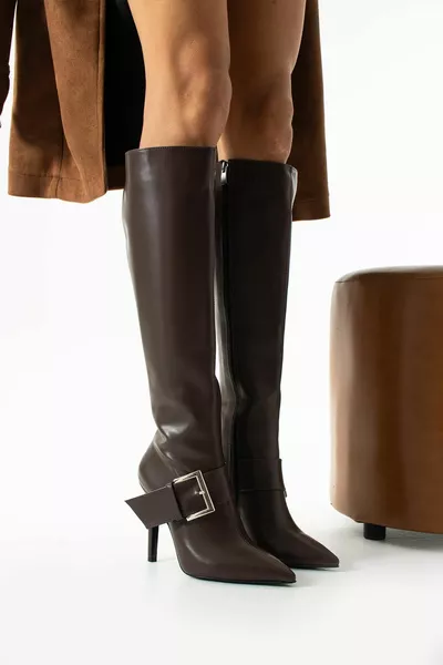 Тънки и високи кафяви дамски ботуши