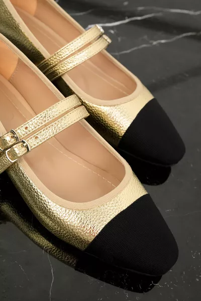 شقق باليه نسائية ذهبية سوداء 