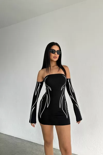  فستان منقوش بأكتاف مكشوفة باللونين الأسود والأبيض