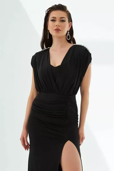 Schwarzes langes Abendkleid mit Sandschliff und tiefem Ausschnitt am Rücken