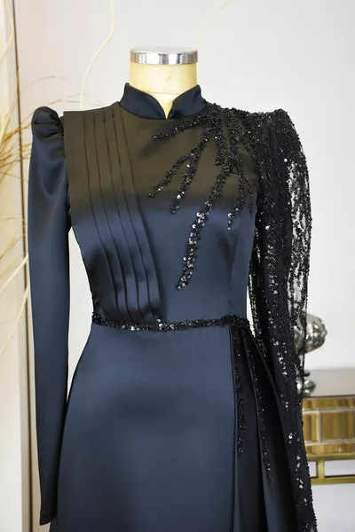 Robe de soirée Hijab Efila perlée à manches noires