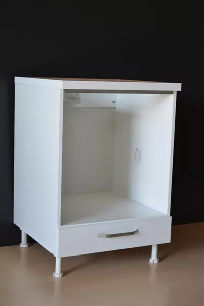 Weißer Einbauküchenschrank mit MDF-Arbeitsplatte