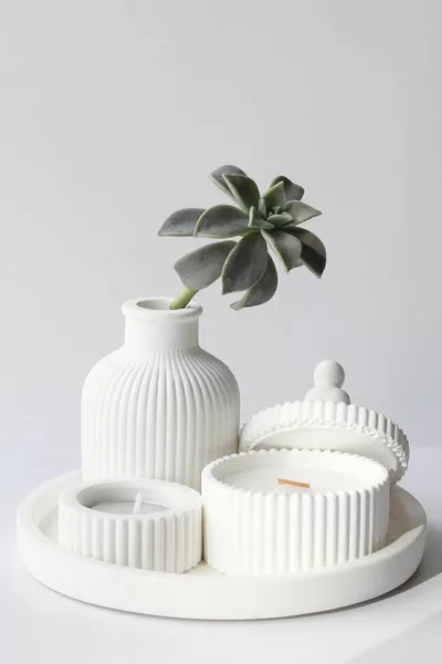 Set van speciale ontwerpgeurkaars en vaasaccessoires in wit (EXCLUSIEF THEELICHT)