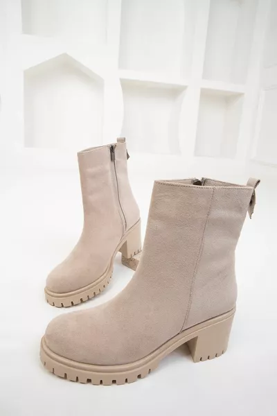 عشرة جوارب نسائية من جلد الغزال وبوت 