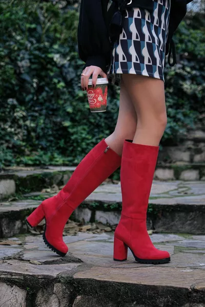 حذاء الركبة من جلد الغزال الأحمر الزامري