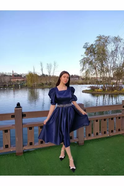 Robe de soirée en crêpe de satin ceinturé de pierre bleu marine