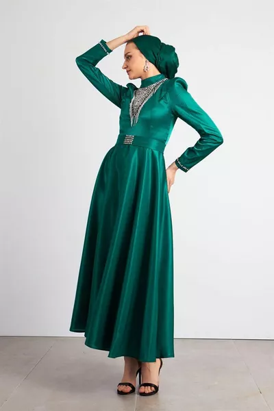 Grünes Hijab-Abendkleid mit Stein auf der Vorderseite