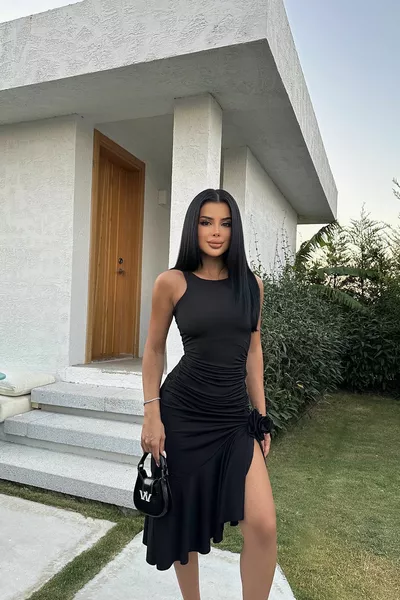 فستان طويل مزين باللون الأسود الوردي 