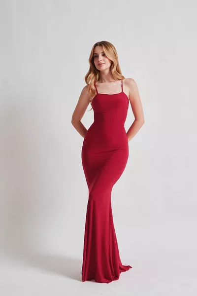 فستان أحمر سمك بطول طويل مع انقسام خلفي