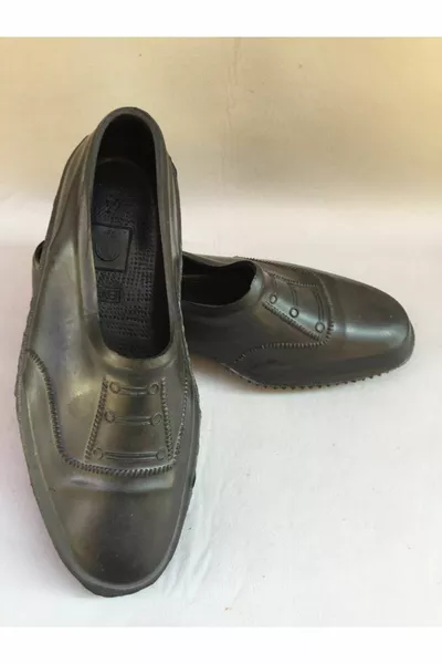 أحذية مطاطية سوداء