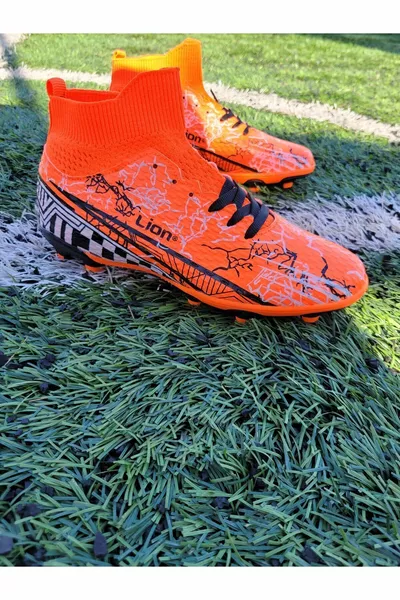 Fußballschuhe mit Socken sind für den Einsatz auf Kunstrasen, Rasenplätzen und Schmutzplätzen geeignet