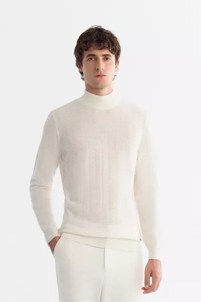 كنزة صوفية رجالية بيضاء بنصف ياقة عالية مخرمة 