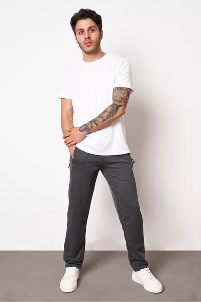 سروال رياضي رجالي بلون الأنثراسيت مع سحاب وجيوب وتفاصيل تطريز، قصة مستقيمة، قماش فاخر، مريح