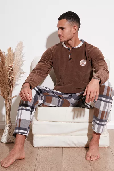 طقم بيجامة رجالي بفوطة ناعمة للشتاء بياقة دائرية وقصّة منتظمة 