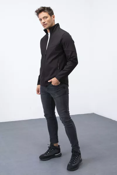 جاكيت رجالي أسود بسحّاب، ياقة عالية، مضاد للماء والرياح من نوع سوفتشيل - 