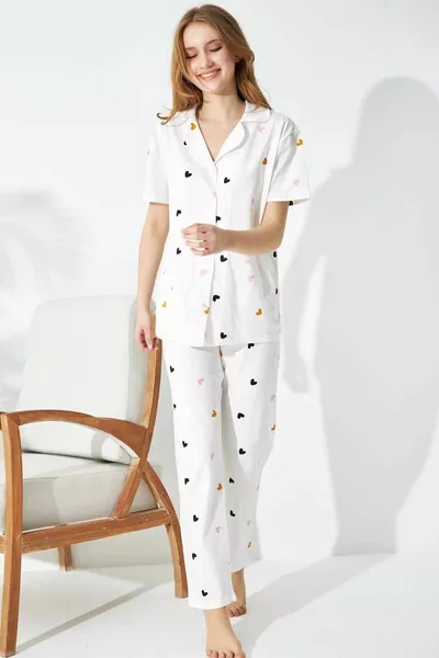 Ensemble de pyjama en coton tricoté boutonné à motifs de coeur de couleur blanche