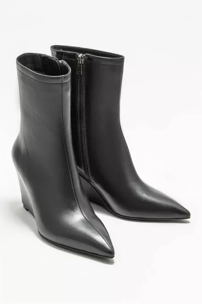 أحذية نسائية بكعب جلدي أسود