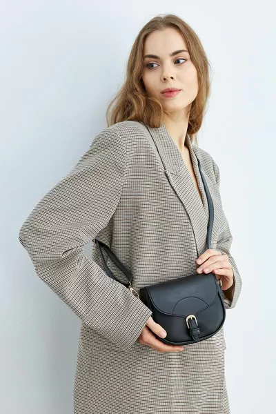 Черная женская сумка с крестообразными ремнями и раскладушкой