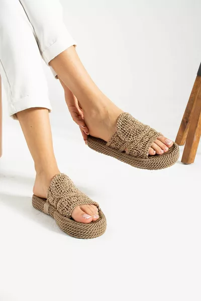 صنادل وشباشب مضفرة باللون البيج للسيدات