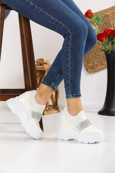 حذاء رياضي نسائي بكعب خفي