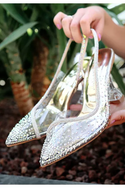 آخر كعب شفاف ذهبي مطرز بالخرز