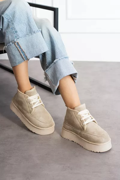 Женские бежевые замшевые меховые ботинки на толстой подошве на полушнуровке и ботинки