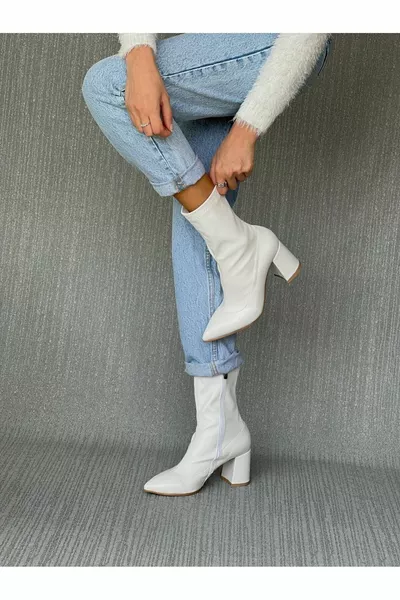 حذاء أبيض مطاطي بكعب سميك