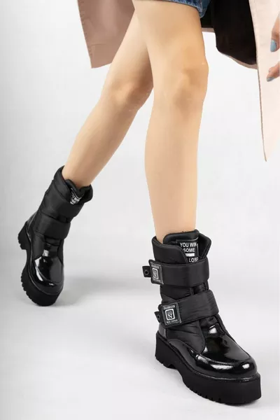 حذاء ثلجي جلد لامع بكعب أسود طول 2 سم