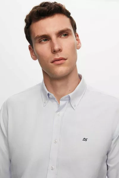 Chemise en coton bleu à col boutonné bleu à coupe ajustée facile à repasser avec détail brodé