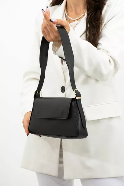 حقيبة يد نسائية سوداء بتصميم بسيط