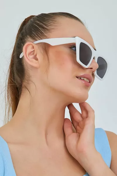 نظارة شمسية نسائية لون أبيض