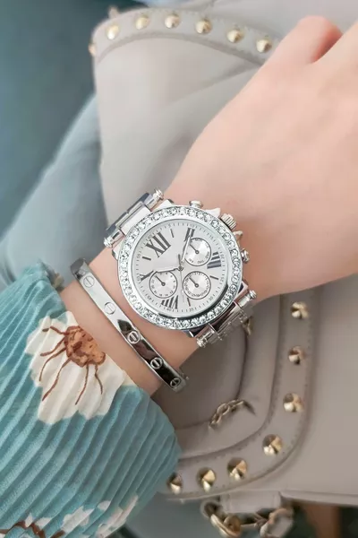 Montre-bracelet avec bracelet dans une boîte spéciale
