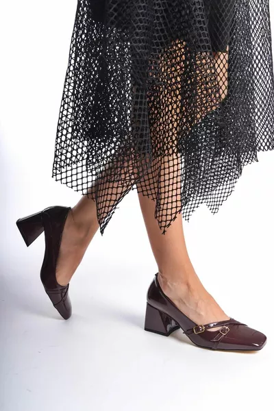 توليا بورجوندي براءات الاختراع والجلود ماري جين سميكة الكعب الصليب حزام حادة اصبع القدم أحذية