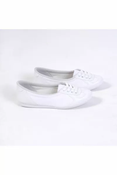 شقق الباليه الرياضية البيضاء