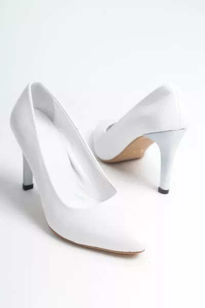 جلد طبيعي المرأة الكعب وأشار اصبع القدم خنجر