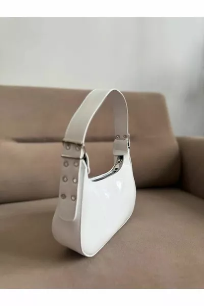 Дамска лачена бяла чанта с колан с подробен ръкав за багет